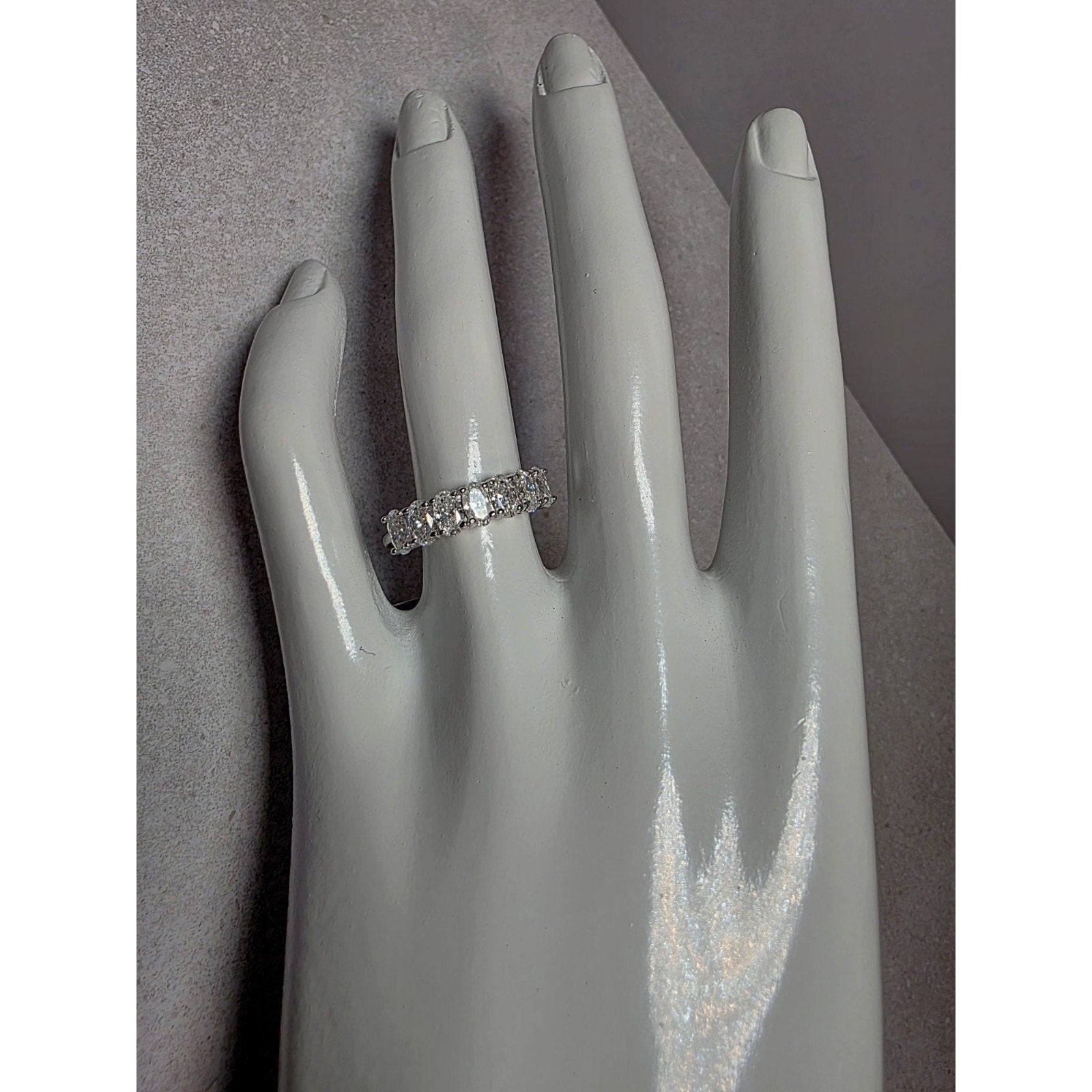 S7 2.16ctw Oval Moissanite Band