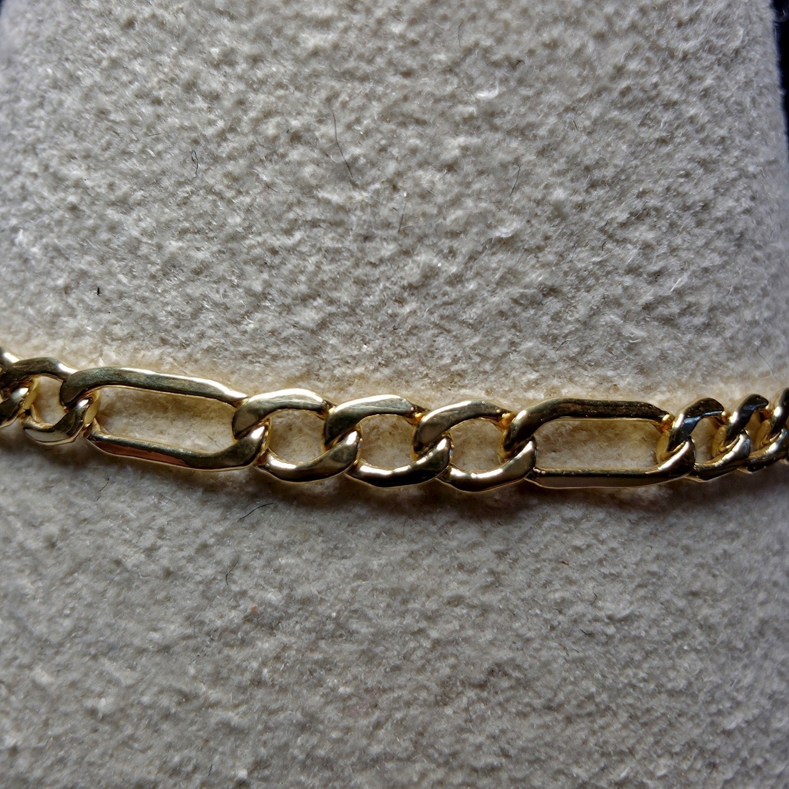 10K Yellow Gold 2.5mm Figaro Bracelet - 6 Inch