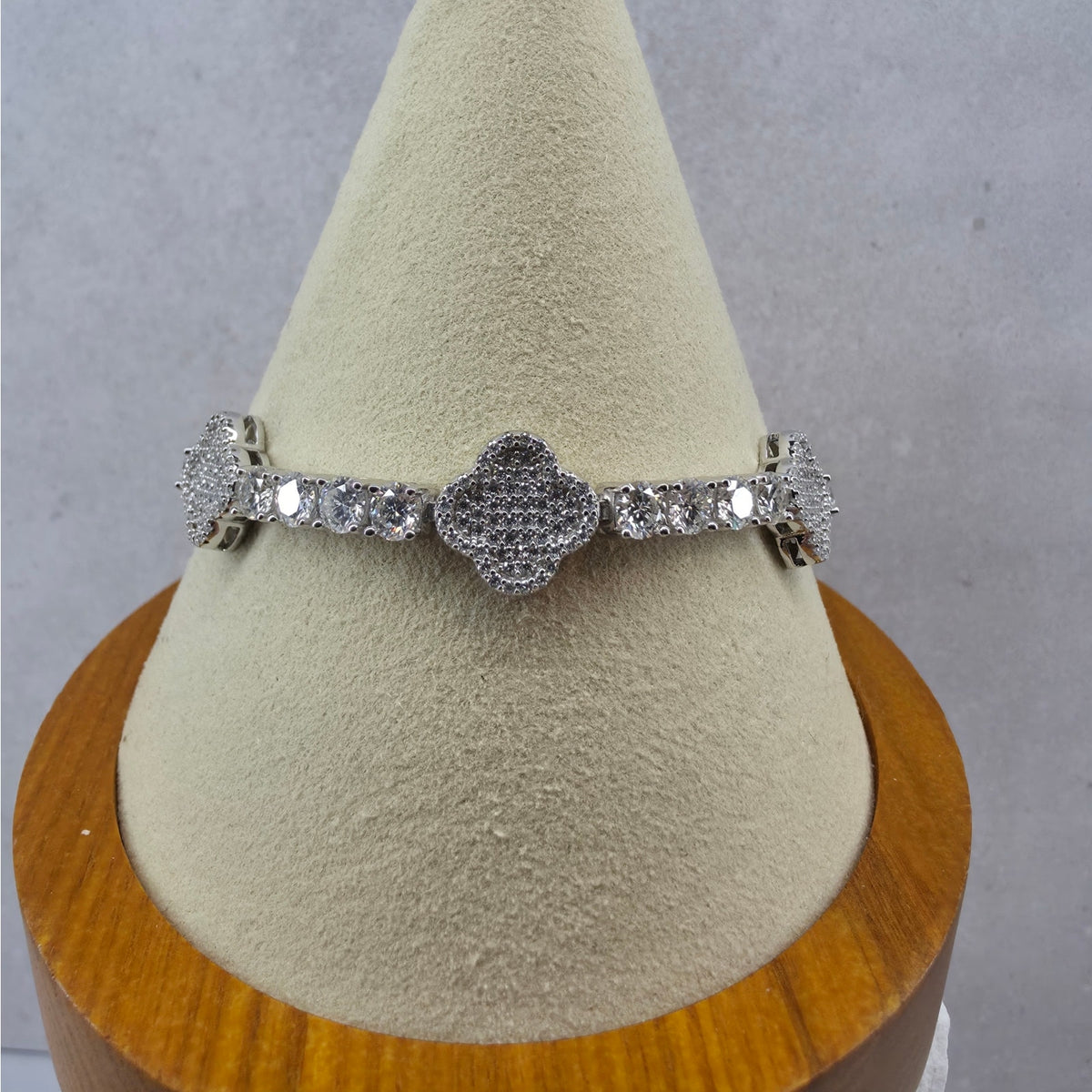 7" 4mm 8.70ctw Moissanite Clover Tennis Bracelet 925 Silver Box Lock GRA