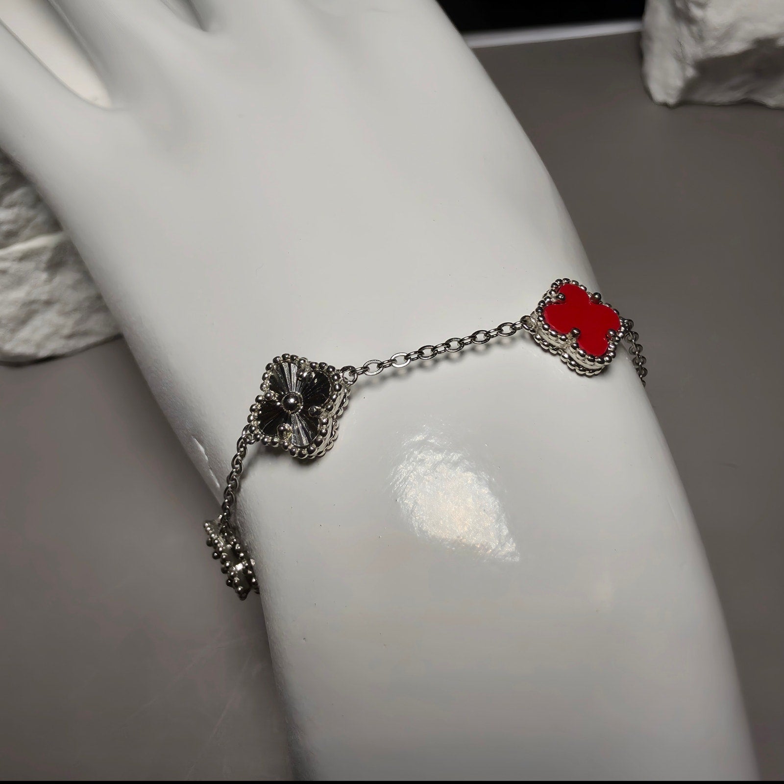 Red Carnelian Clover & Engraved Sunburst Station Bracelet in 925 Sterling Silver